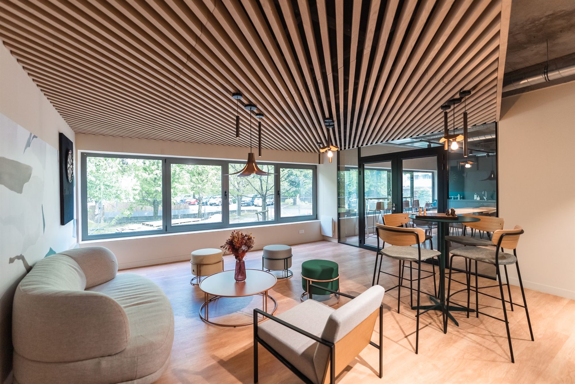 L’espace d’accueil lumineux des bureaux de Marcq-en-Barœul