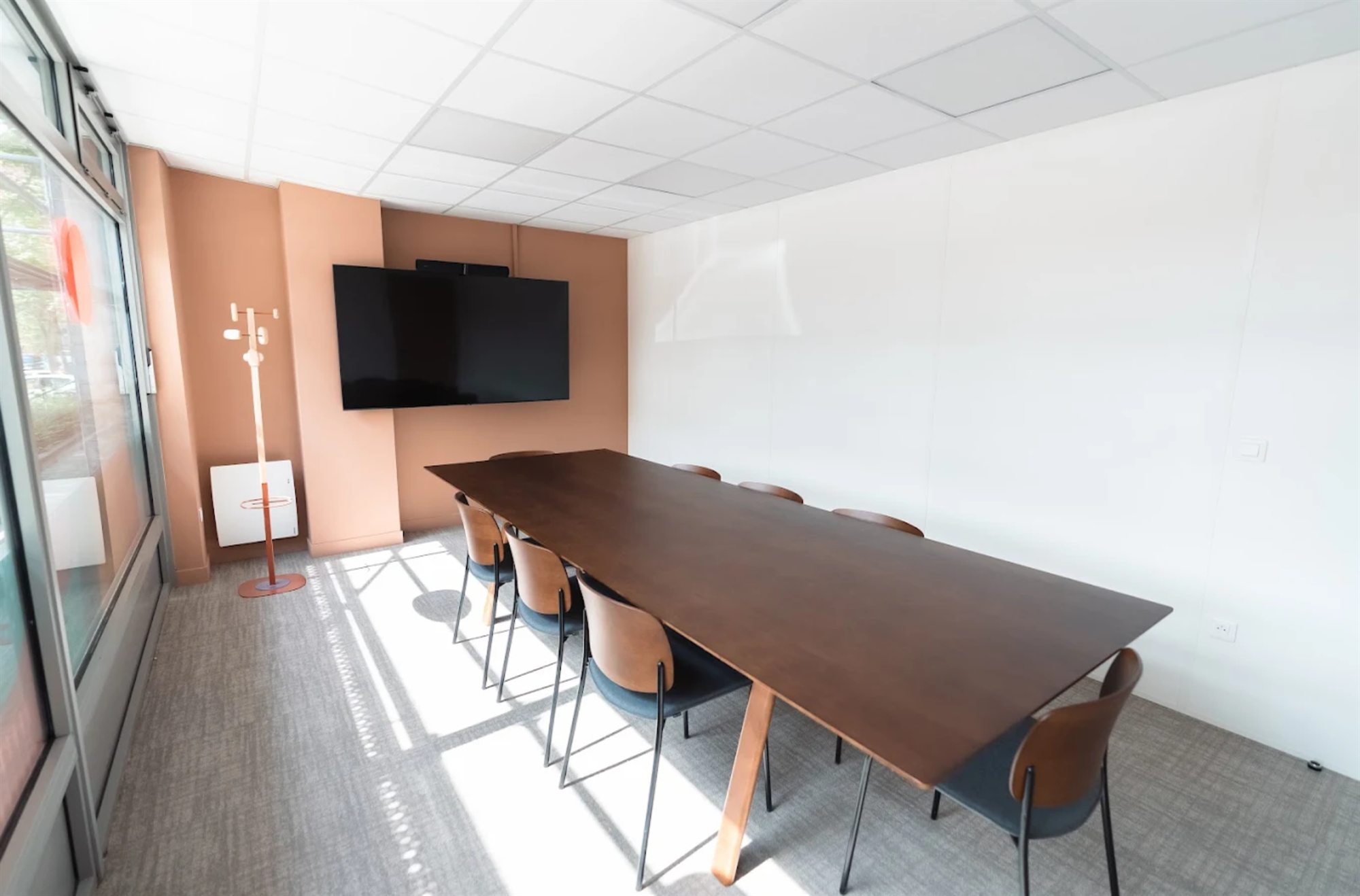 Une salle de réunion lumineuse des bureaux de Marcq-en-Barœul