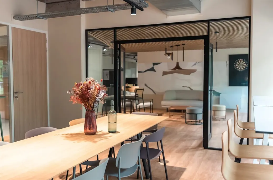 La grande table de l’espace commun des bureaux de Marcq-en-Barœul