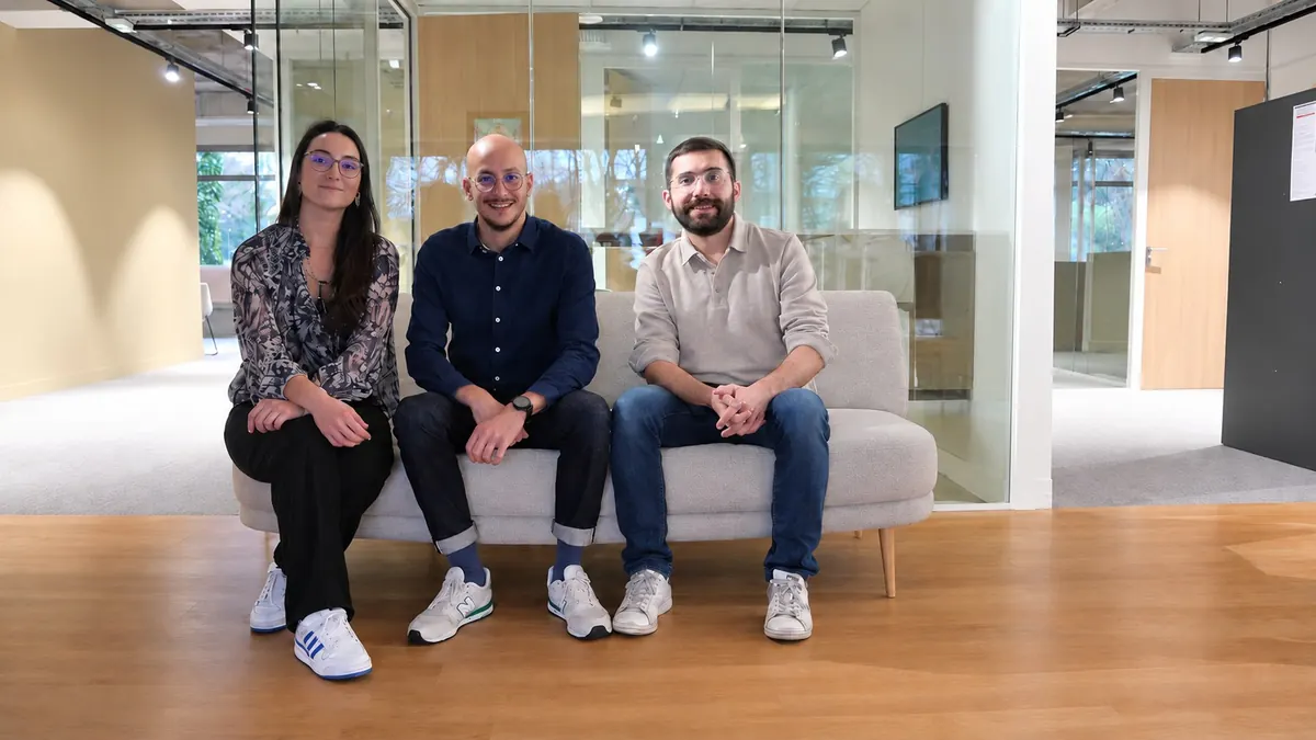 Clara Bollot, Cédric Maumert et Pierre Olivier, l’équipe Cept. by NECC, assis sur un canapé dans les bureaux