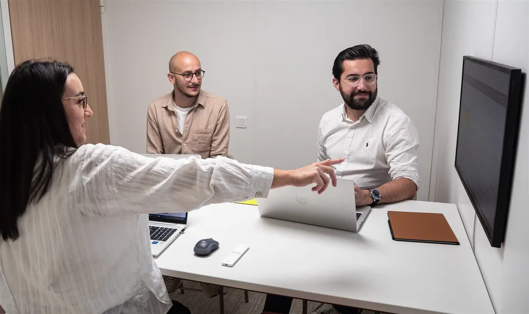 Réunion de travail de l’équipe Cept. autour d’un écran