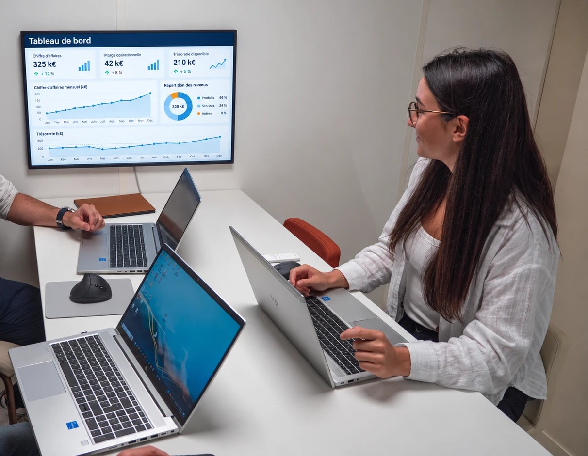Des experts Cept. en réunion, face à un tableau de bord financier affiché à l’écran